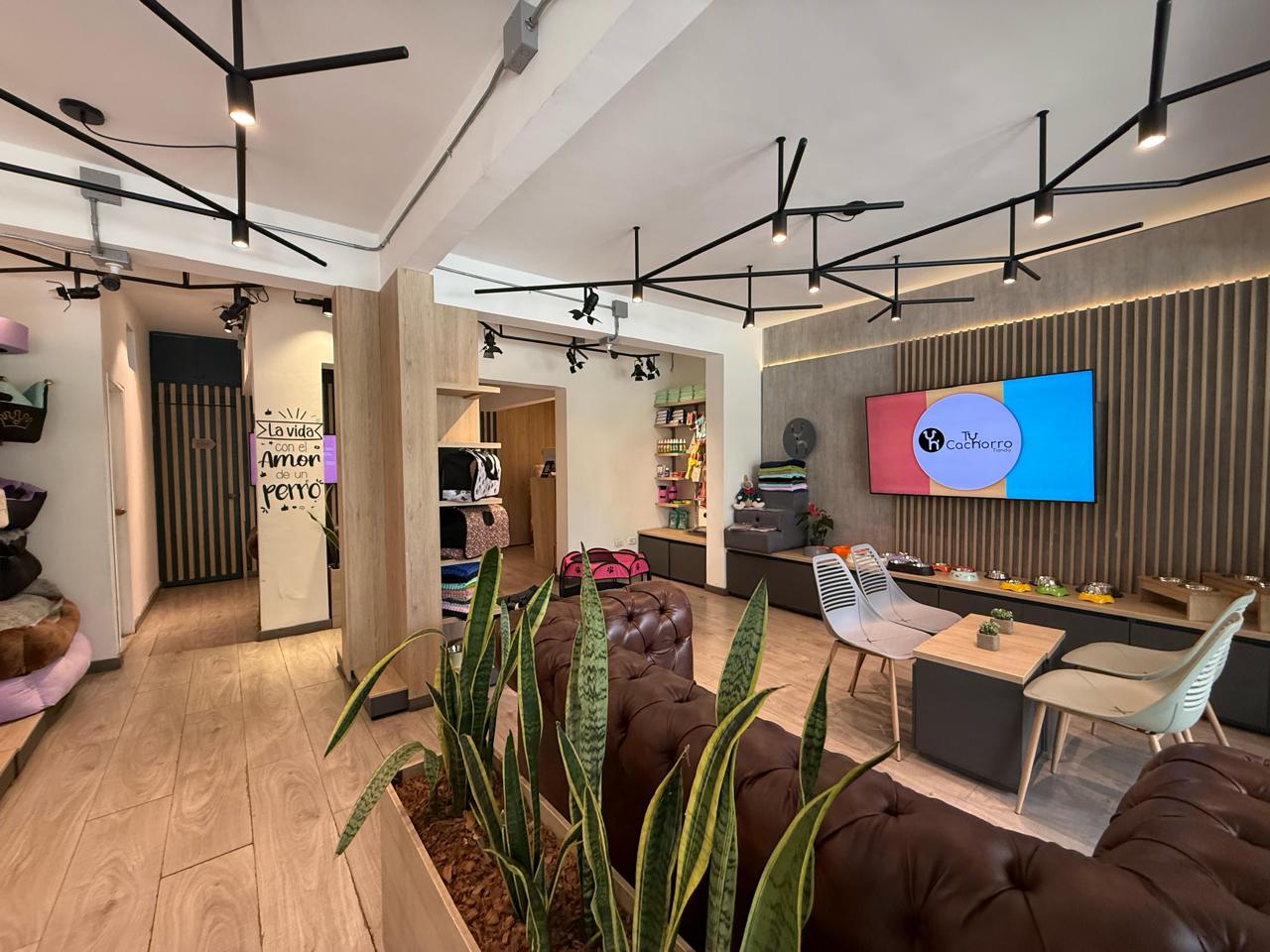 Interior del Centro de Experiencia Tu Cachorro Tienda